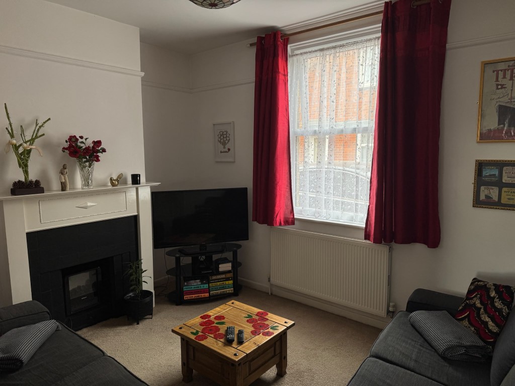Lot: 158 - TWO-BEDROOM END-TERRACE HOUSE FOR INVESTMENT - Living room with painted walls and fitted carpet